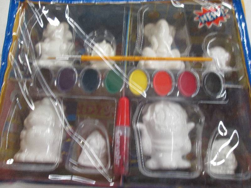 lot 225 image: crayola zoogels mall paintable figu...