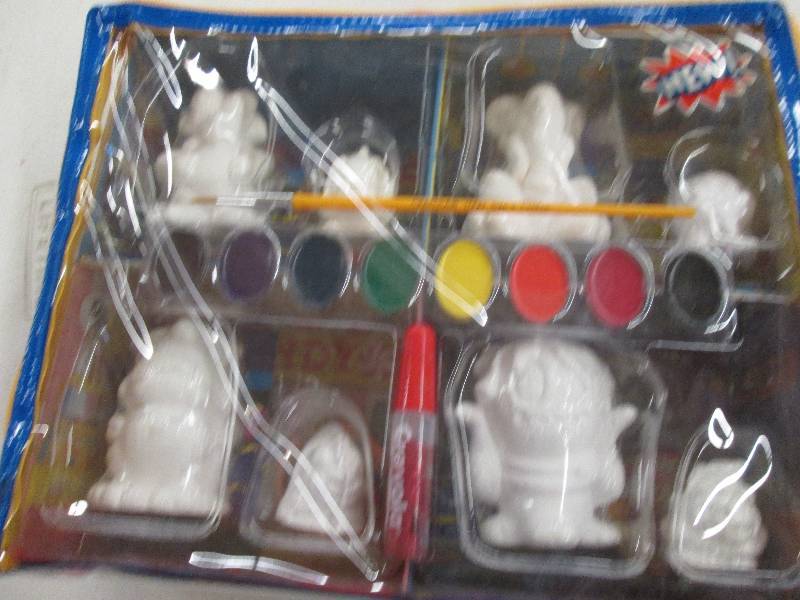 lot 226 image: crayola zoogels mall paintable figu...