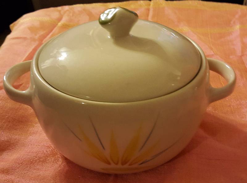 True Porcelain Winfield  container with lid