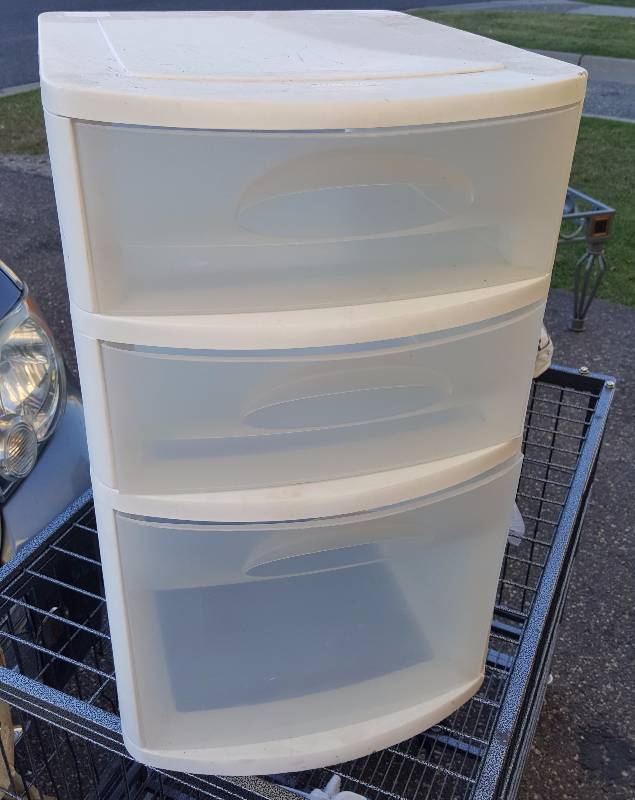 white plastic tubs