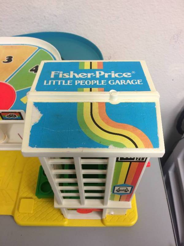 lot 18 image: Fisher Price Garage