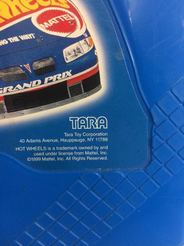 lot 52 image: Hotwheel Case with Cars