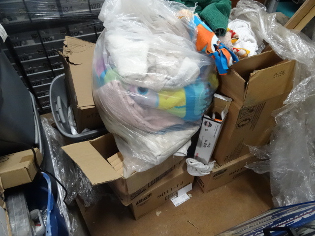 lot 5 image: Rags, sanitizing wipes and more