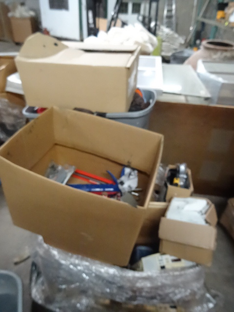 lot 10 image: Pallet of misc