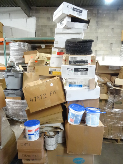 lot 11 image: Pallet of polishing and stripping pads.