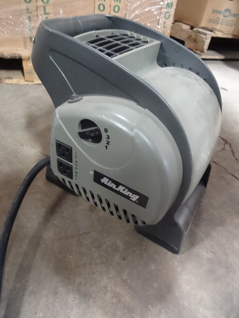 lot 14 image: Air king 3 speed fan. Model 95501XGG2