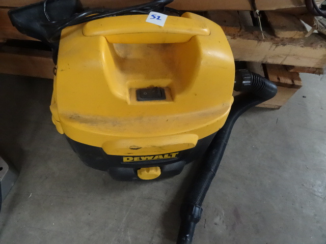 lot 52 image: Dewalt DC500 Hand vacuum