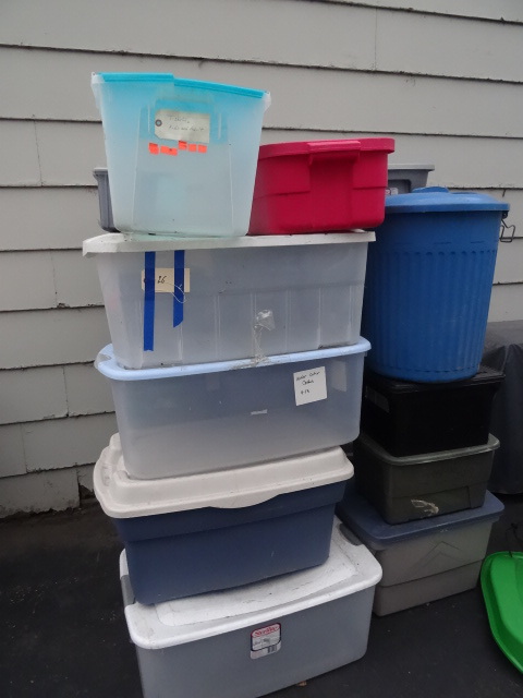 23 tubs with lids