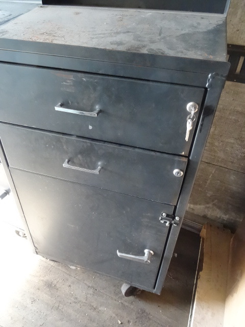 lot 16 image: Write up station on wheels. 2 drawers and 1 door. 23 x 20 x 51