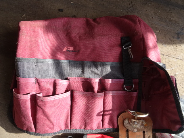 lot 24 image: Bucket boss. Utility tool pouch. Fall restraint harness