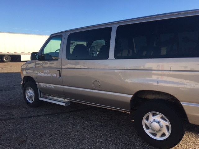 lot 1B image: 2001 Ford E350 Passenger van
