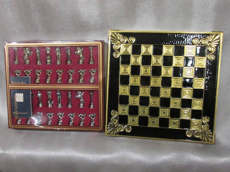 lot 1 image: Miniature Chess Set 1.5 inch pieces...