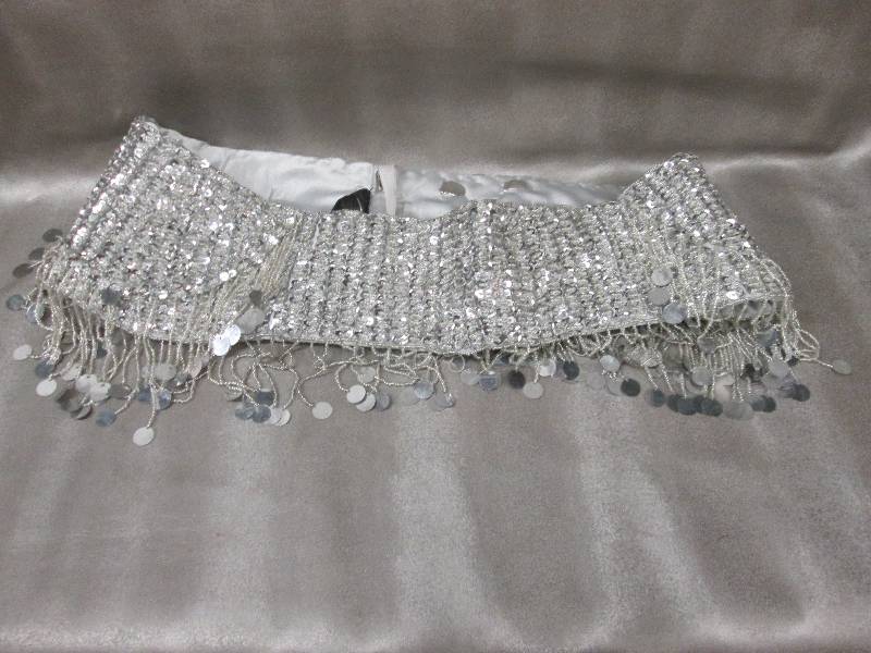 lot 10 image: Beaded sequined belt...