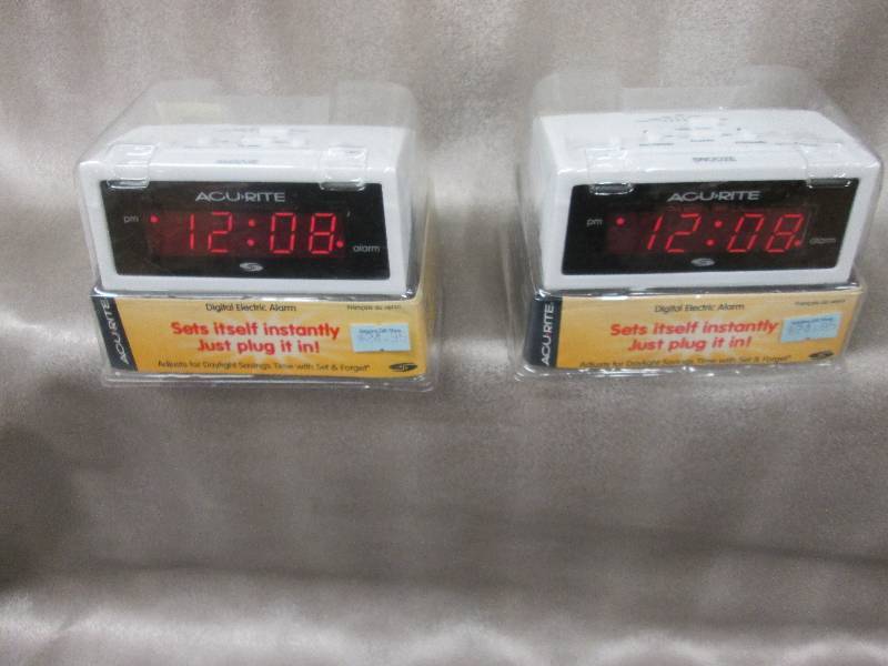 lot 18 image: Lot of 2 Digital Alarm Clocks...