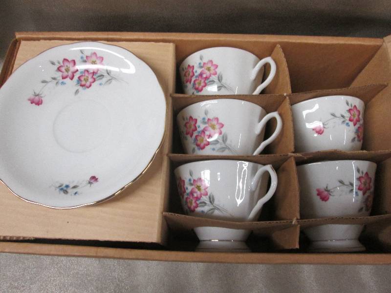 lot 77 image: Set of 5 Each CupSaucer Gold Gilde...