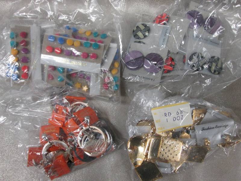 lot 85 image: Lot of 4 Bags Fashion Earrings...