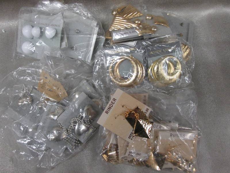 lot 87 image: Lot of 4-5  Bags Fashion Earrings...