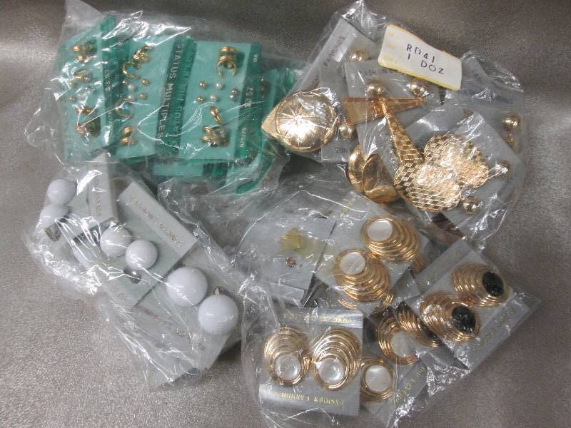 lot 88 image: Lot of 4-5  Bags Fashion Earrings...