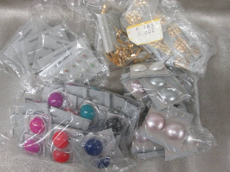 lot 89 image: Lot of 4-5  Bags Fashion Earrings...