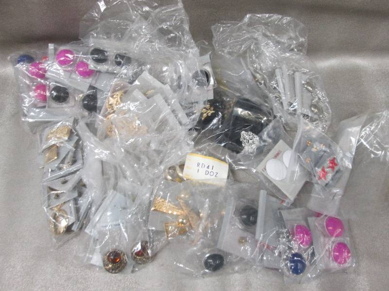 lot 90 image: Large Lot of Earrings ...