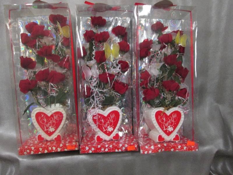 lot 98 image: Lot of 3 Valentines Floral Arrange...
