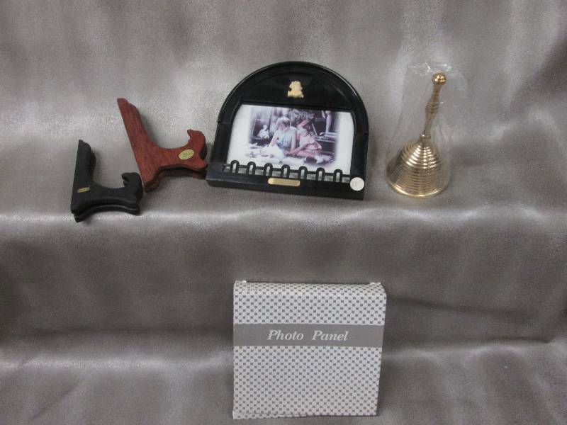 lot 103 image: 2 Photo Frames, 2 Small Plate Holde...