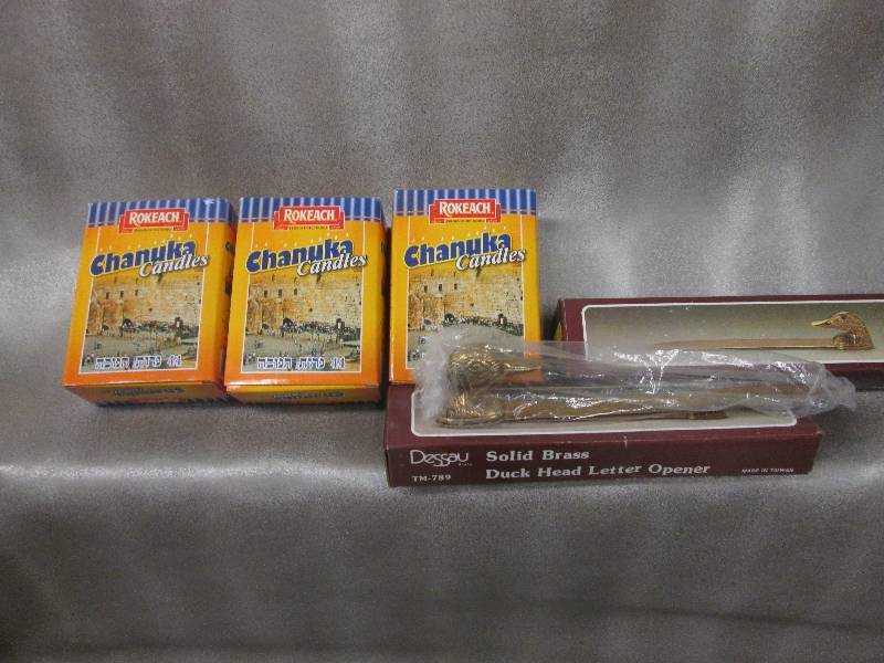 lot 104 image: 3 Pks Chanuka Candles 44pk, 2 Soli...