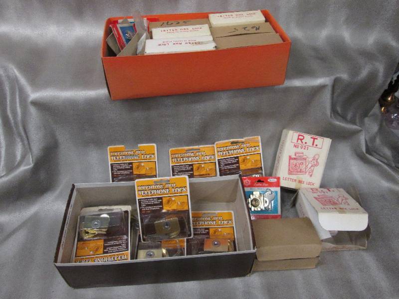 lot 149 image: 2 Boxes of Assorted Vintage Locks...