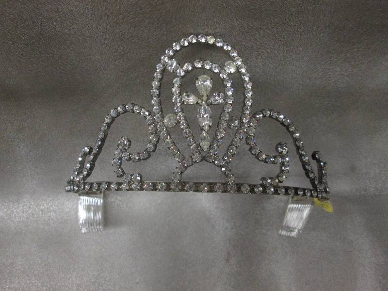 lot 162 image: Rhinestone Tiara Retail $72.00 3.25...