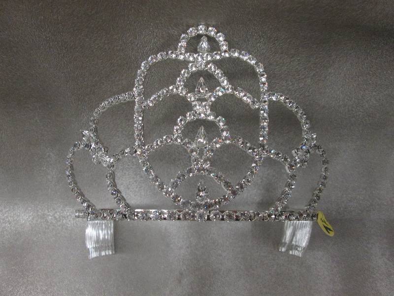 lot 166 image: Rhinestone Tiara Retail $72.00 3.75...