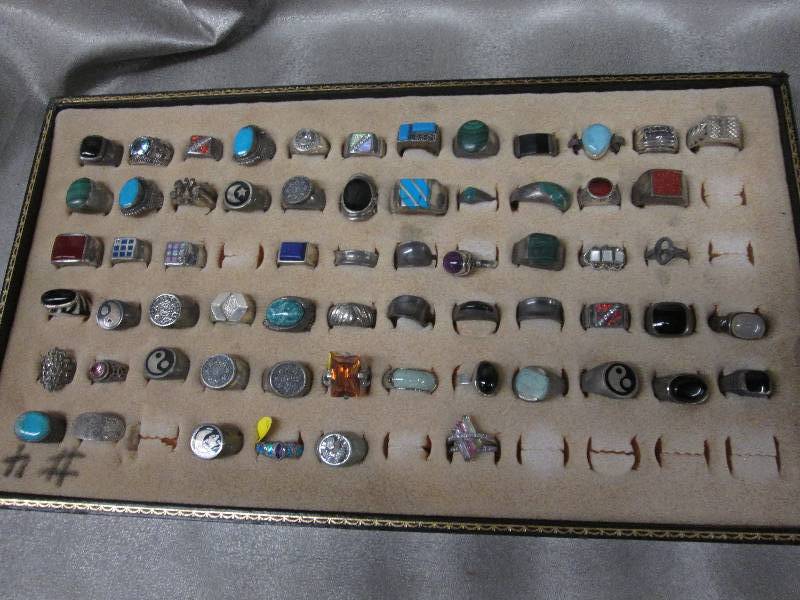 lot 185 image: Tray of Assorted Sized Rings Retail...