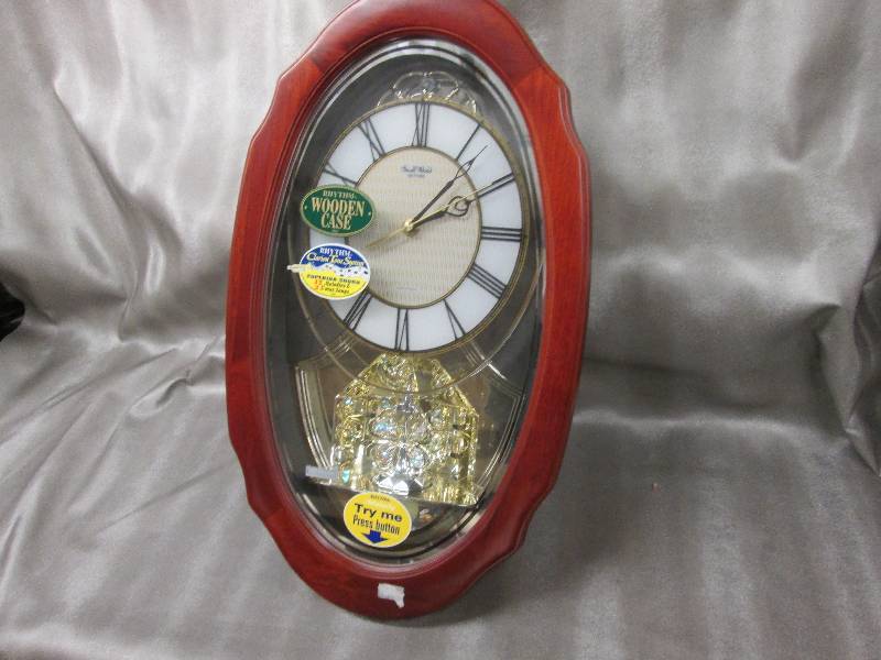 lot 253 image: 21.5  inch Rhythm Brown Clock plays...