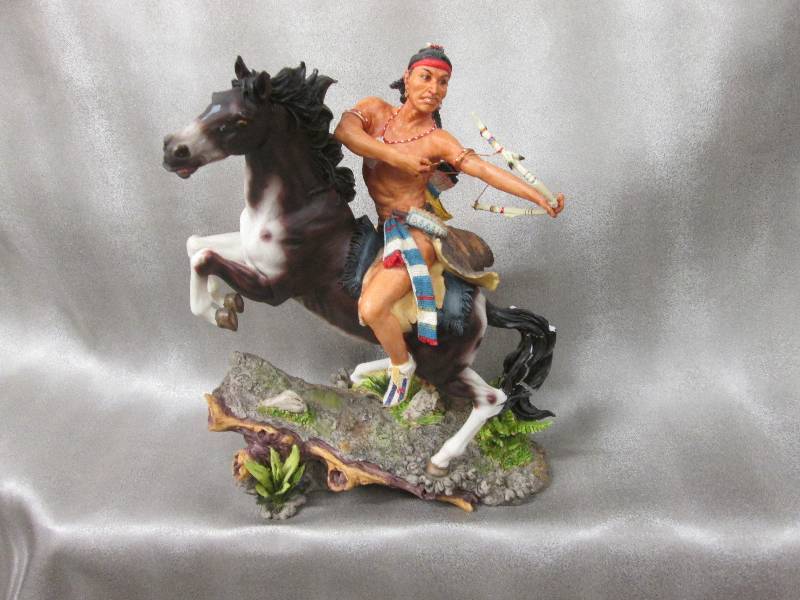 lot 257 image: Native American Collectible Figurin...