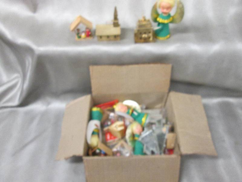 lot 264 image: Lot of Assorted Christmas Ormanents...