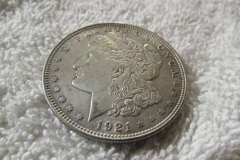 1921 MORGAN SILVER DOLLAR, 90% SILVER