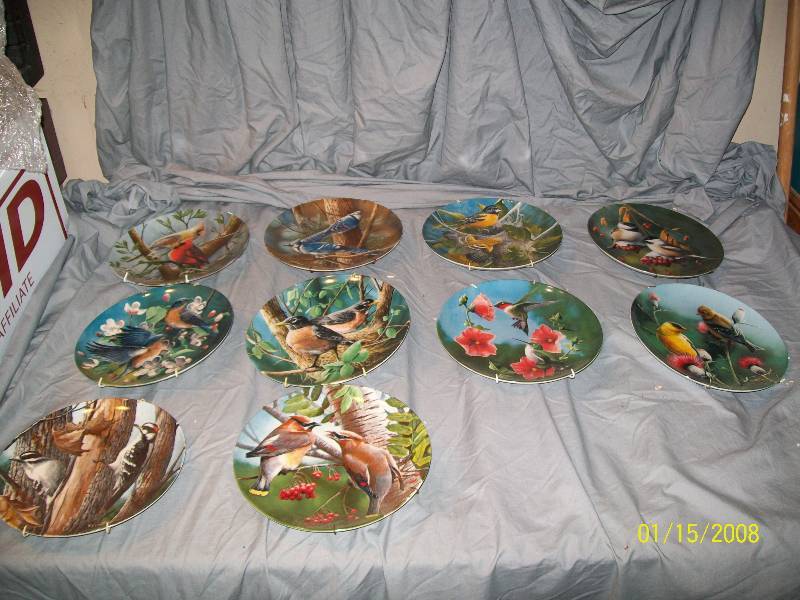 lot 4 image: 10 Kevin Daniel Vintage Encyclopedia Britannica Birds of Your Garden Collector Plates with Hangers