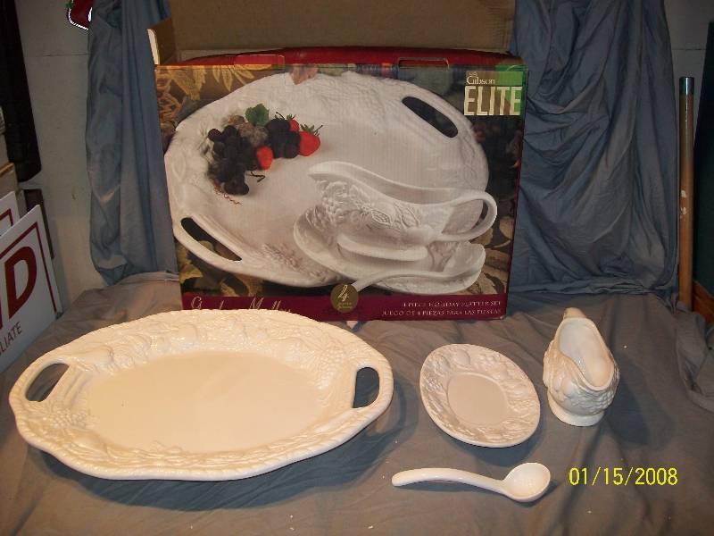 lot 6 image: 4 Piece Gibson Elite Garden Medley Holiday Platter Set in Box.