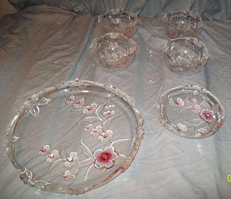 lot 9 image: 6 Piece Decorative Sculptured Floral Glass Snack set Mikasa Design Style