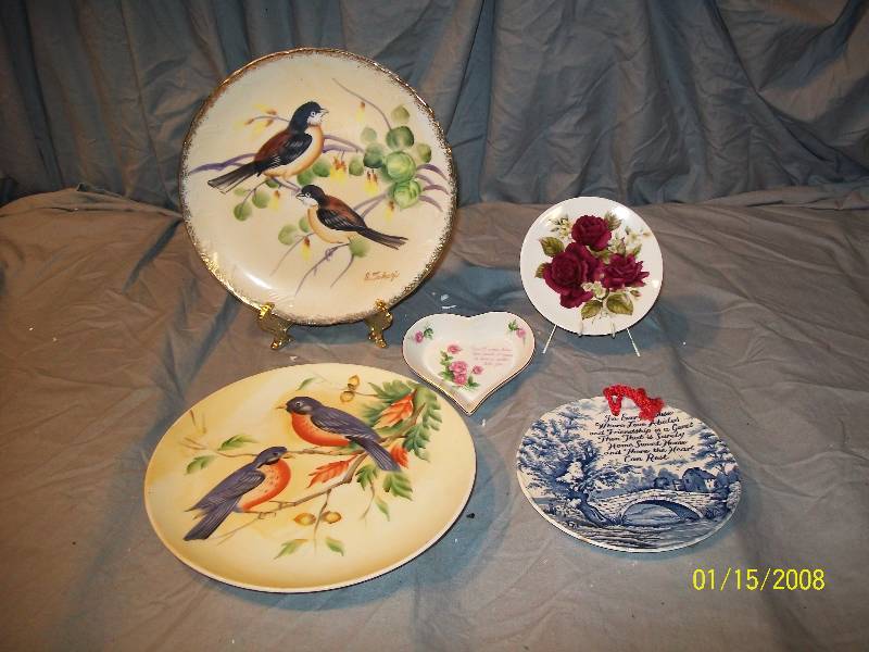 lot 12 image: 4- Collector Plates, 2- Plate Stands & 1- Heart shaped Ring Tray.