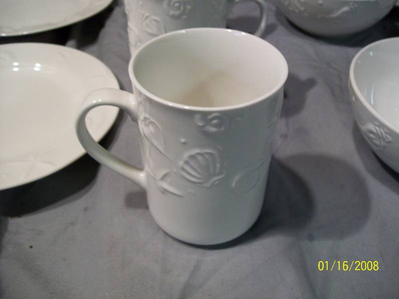 lot 15 image: 14 Piece Thomson White Seashell Pottery China. Includes 8- 8 Salad Plates, 2- 2-12 Deep Bowls, 4- 4-12 Deep Coffee Mugs. Condition Vintage Pristine.