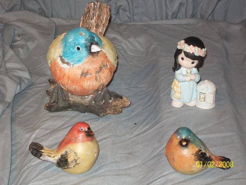 lot 35 image: 3 Resin Bird FigurineStatues Made in China, & 1-All Sing his Praises Precious Moments 1996