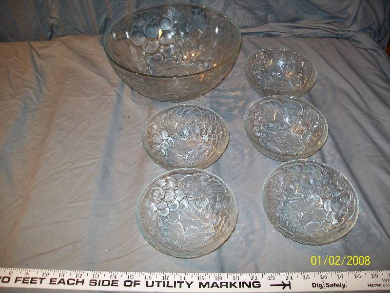 lot 55 image: 6 Piece Glass FruitSalad Bowls with Grape or Bing Cherry Design