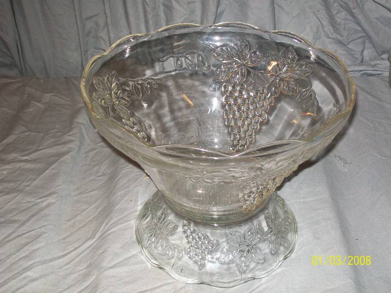 lot 61 image: 2 Piece Anchor Hocking Crystal Clear Glass Bowls with Grape Vines Design, Wide Scalloped Rim & Sunburst