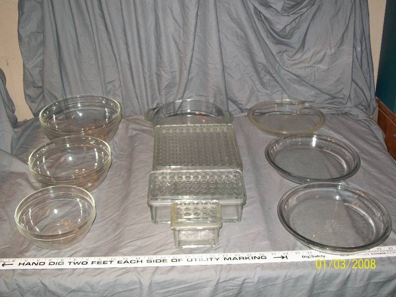 lot 62 image: 13 Piece Glass House Ware Collection, Bowls, Containers with Lids, Round Pie Plates