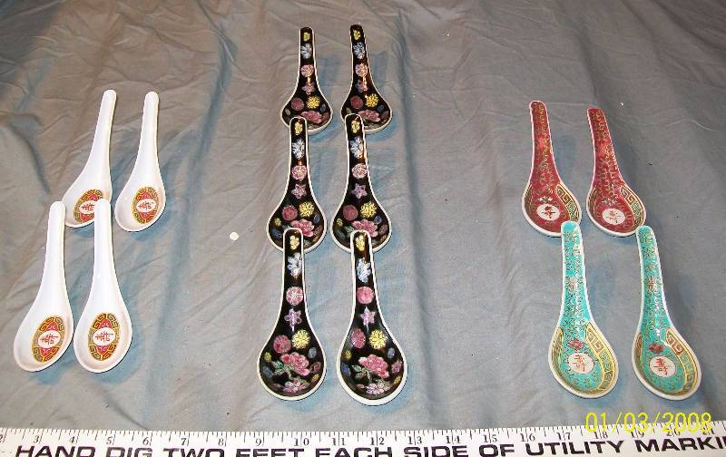 lot 72 image: 10 vintage Made in China  Chinese Porcelain Soup Spoons & 4 Plastic