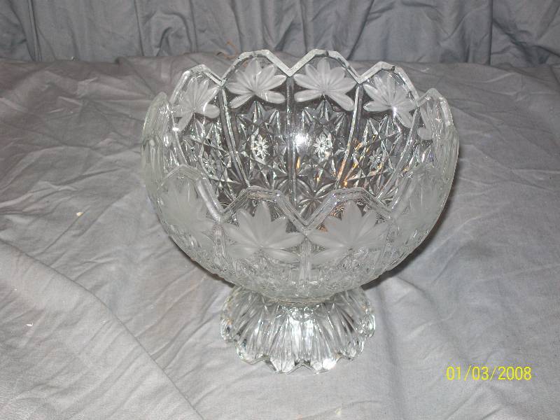 lot 74 image: Vintage Exquisite Clear Cut Crystal Bowl with Star Fan Design. 7-12.