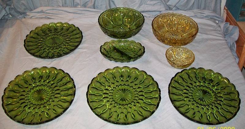 lot 85 image: 8 Piece Exquisite Vintage Green & Amber Glass Collection.