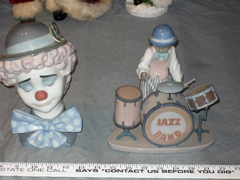 lot 86 image: 2 Piece Vintage Daisa LLARDO Handmade Porcelain Spain Figurines Sad Clown Bust & Drummer Jazz Band