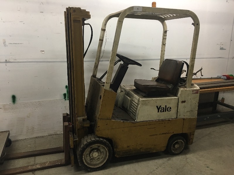 lot 1 image: Yale propane forklift