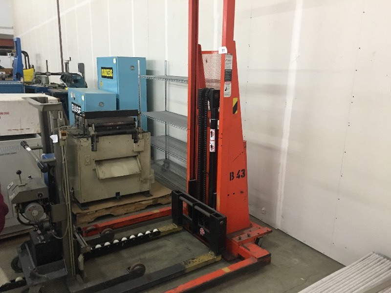 lot 11 image: Lee pallet mover